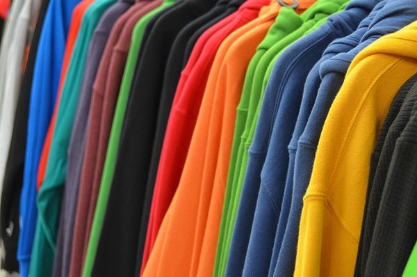 Kolorowe akcenty w garderobie - jak wybrać i do czego nosić?